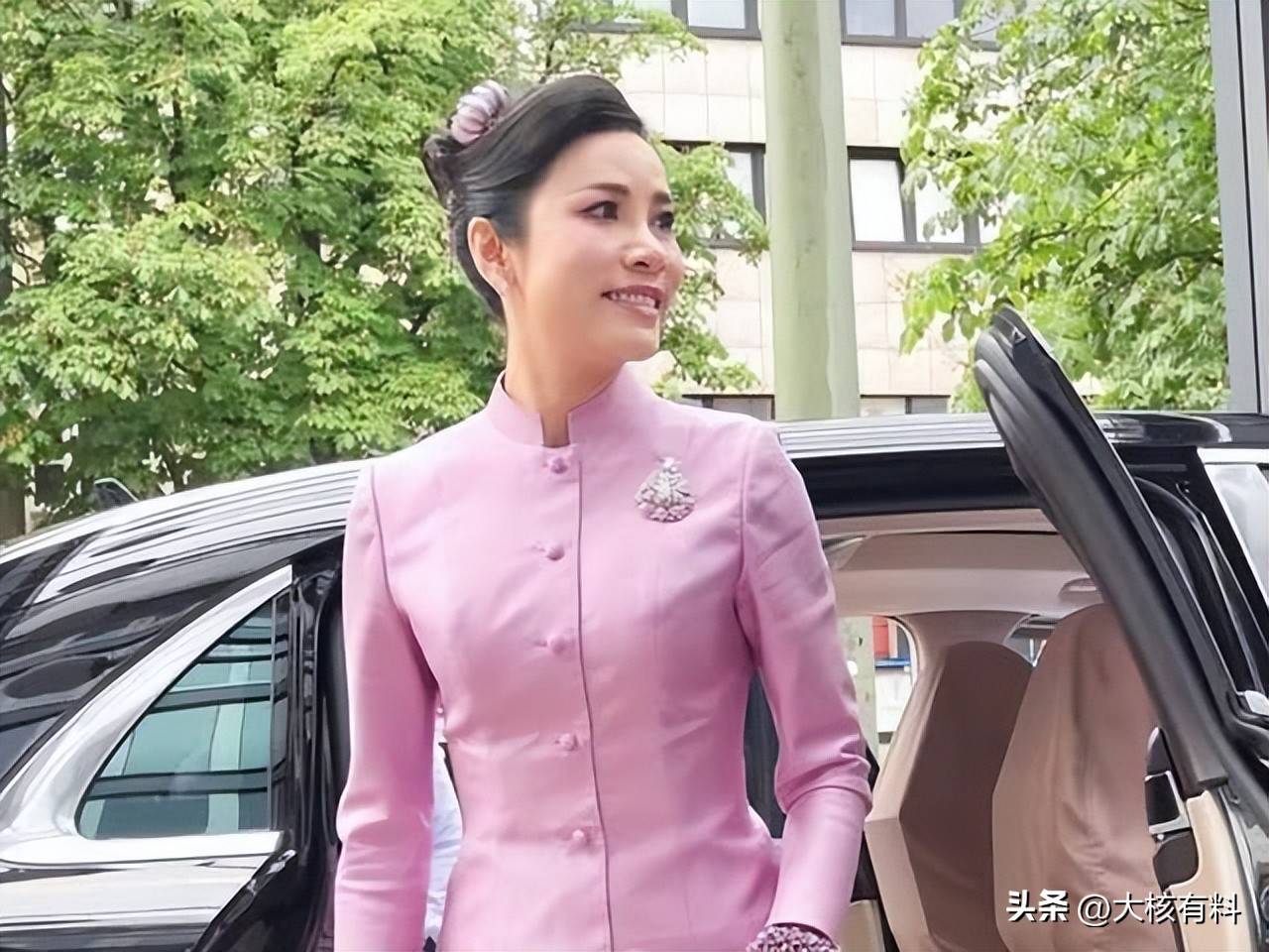 泰国王妃诗妮娜,端庄舒雅身材棒,露腋窝被曝上千张不