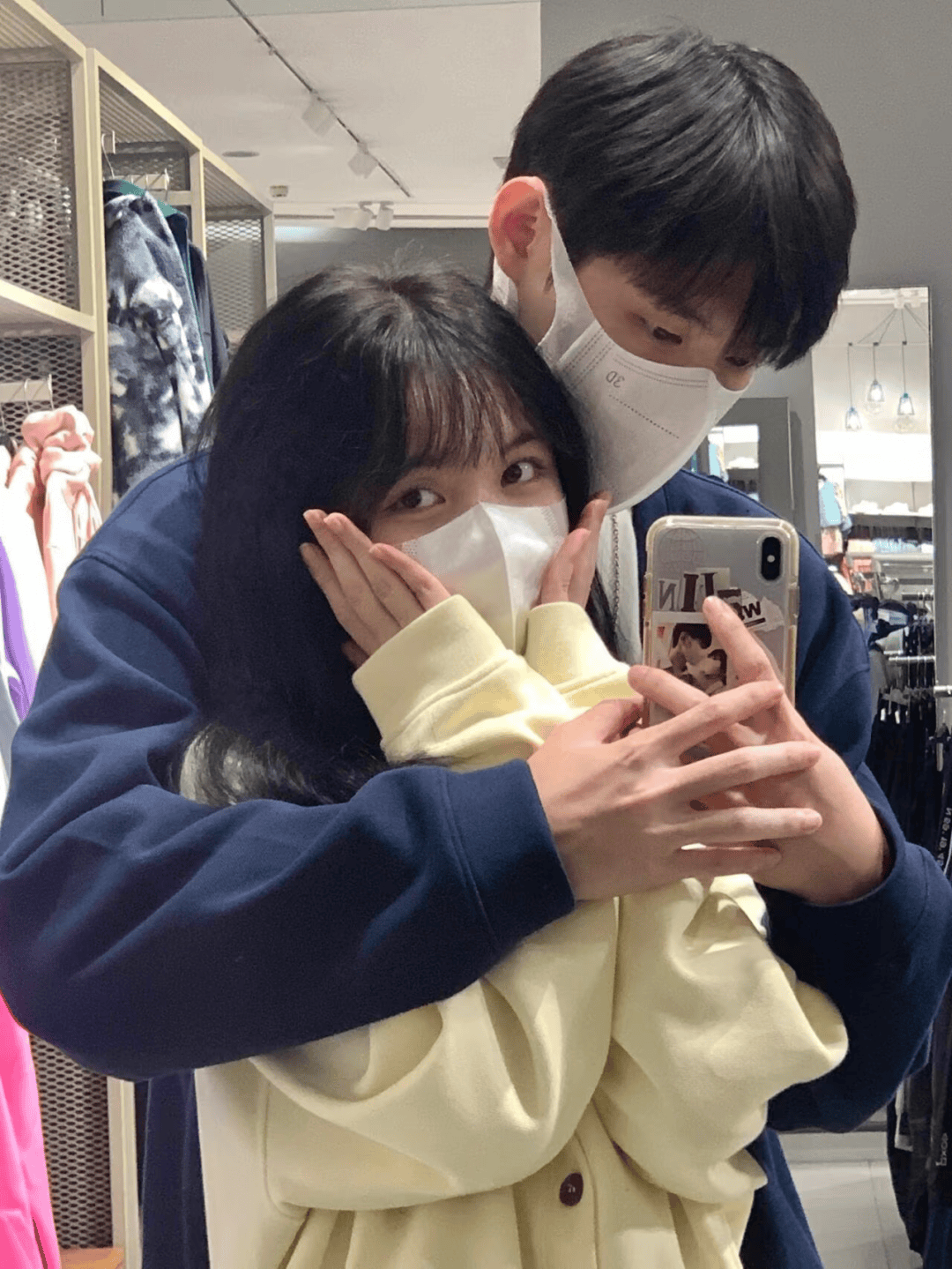 情侣拍照姿势大全!从自拍到剪影,9个万能模板