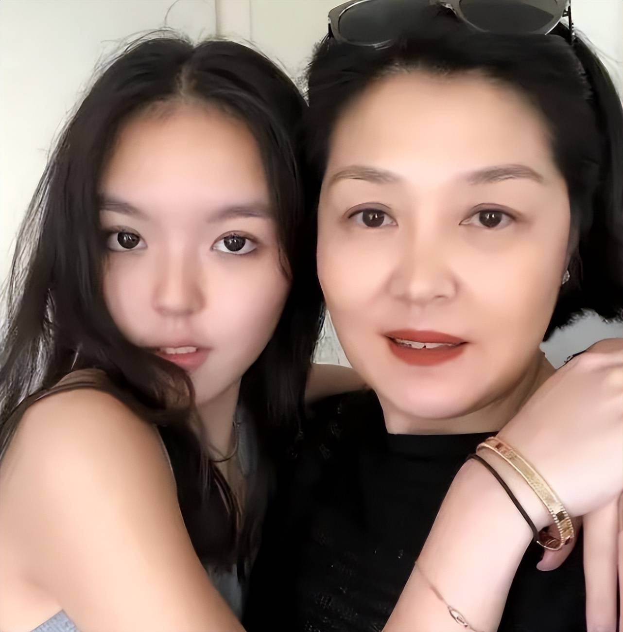 演都不演了李咏美国下葬7年后妻子哈文还是走上了姜昆的老路