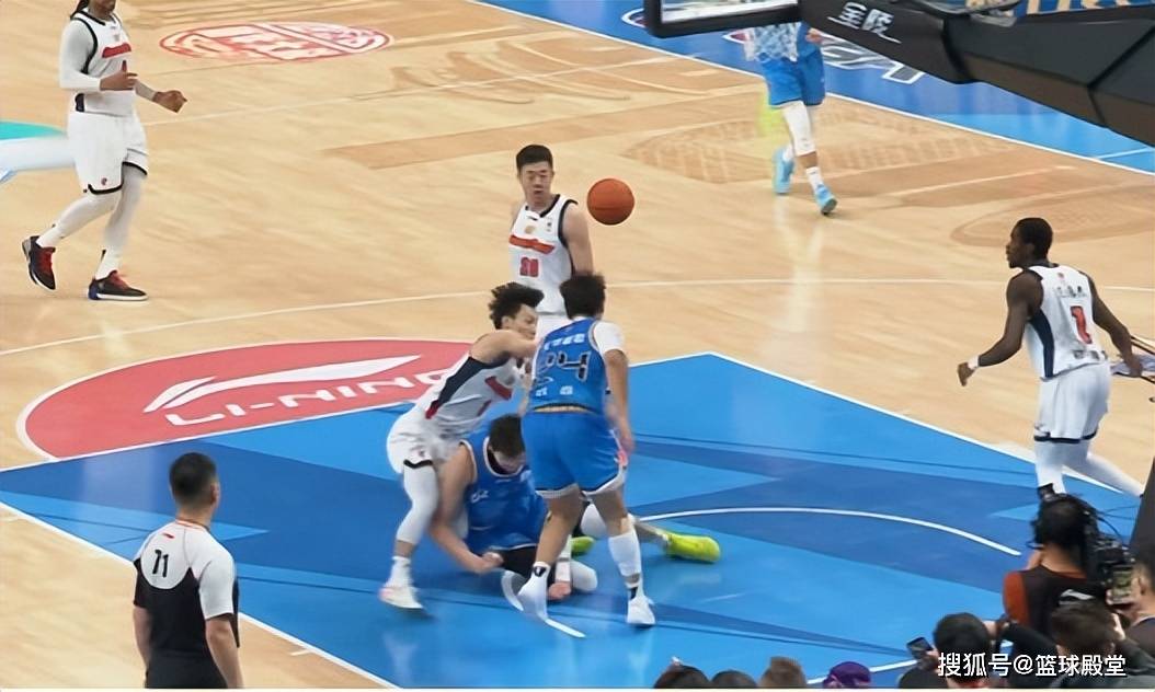 广东遭噩梦！周琦撞到徐杰腿部，被队友背下场，伤停恐致进攻崩盘