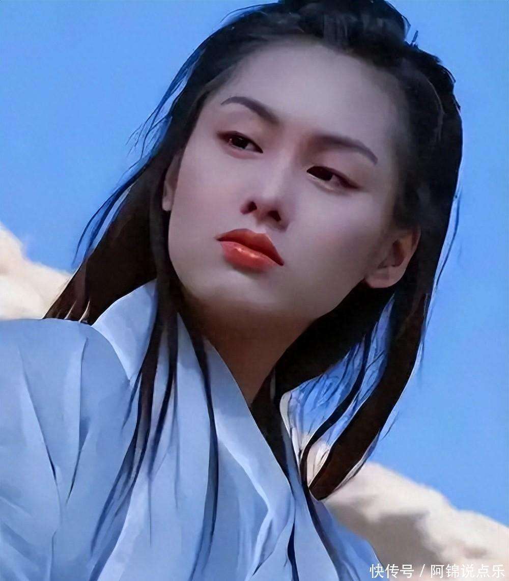 54岁朱茵老态明显,住深山残屋,开普通旧车,却称嫁给他很幸福