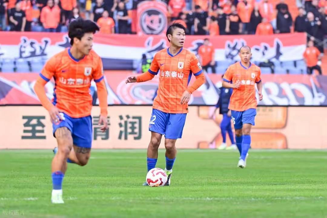 何德何能，泰山队竟成国脚大户，三冠王竟只有2人入选，这是为海港保驾护航吗？