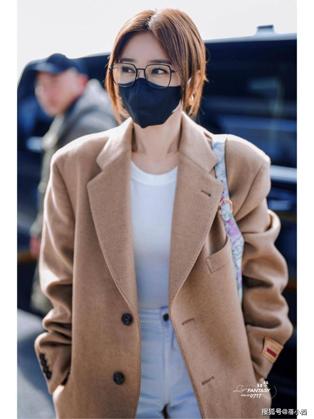 "秦岚"终于找对风格了,穿大衣 小白裤 短靴走机场,显瘦又时髦