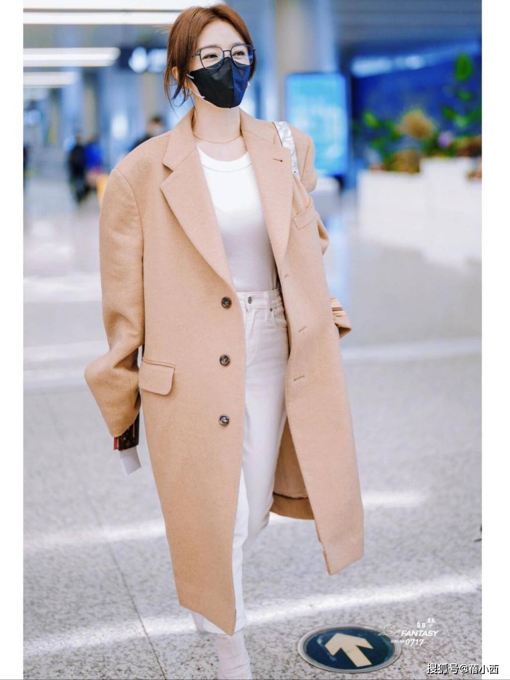 "秦岚"终于找对风格了,穿大衣 小白裤 短靴走机场,显瘦又时髦
