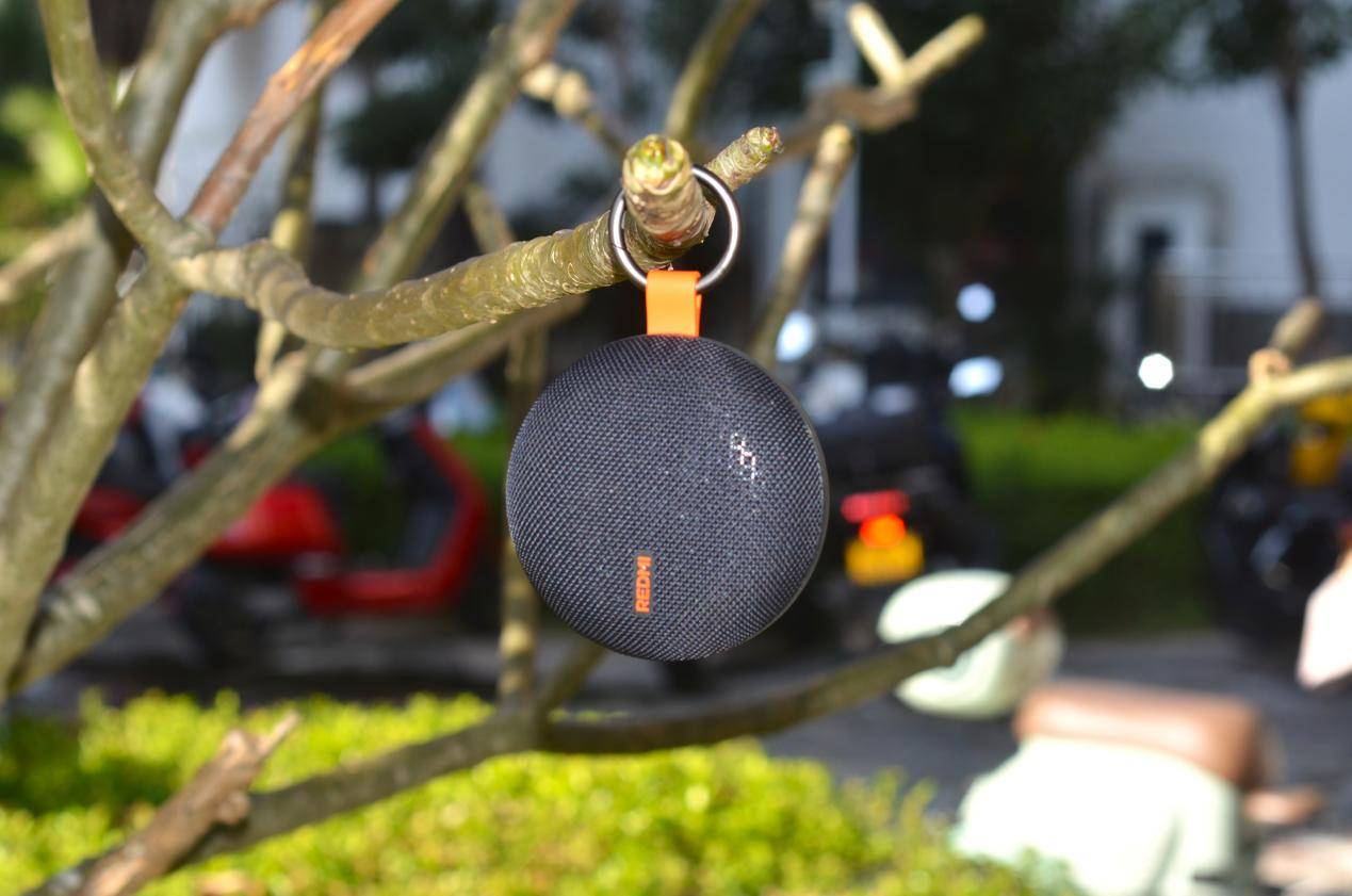 灵动黑橙撞色，可拆卸金属挂扣，新年就送这个REDMI 2蓝牙音箱