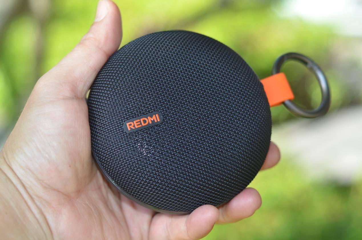 灵动黑橙撞色，可拆卸金属挂扣，新年就送这个REDMI 2蓝牙音箱
