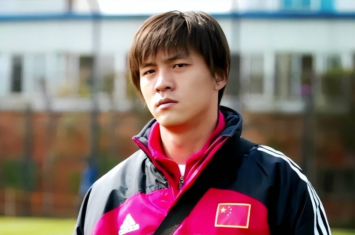 前国脚李玮峰盛赞郜林，直言他能力要超过老张玉宁，引发球迷一片热议