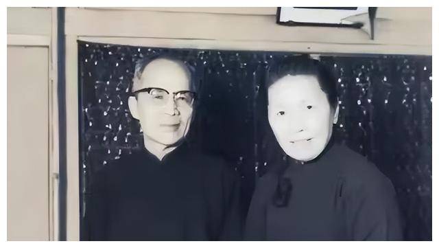 70年代,佘爱珍和胡兰成合影,二人虽年事已高,但依旧精气神十足