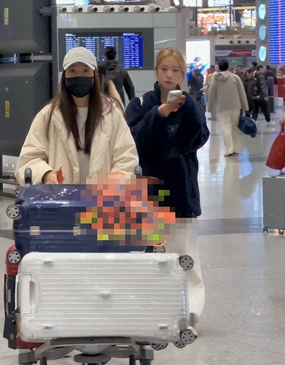赵薇母女现身北京机场，15岁女儿一头黄毛，穿搭比50岁妈妈还成熟