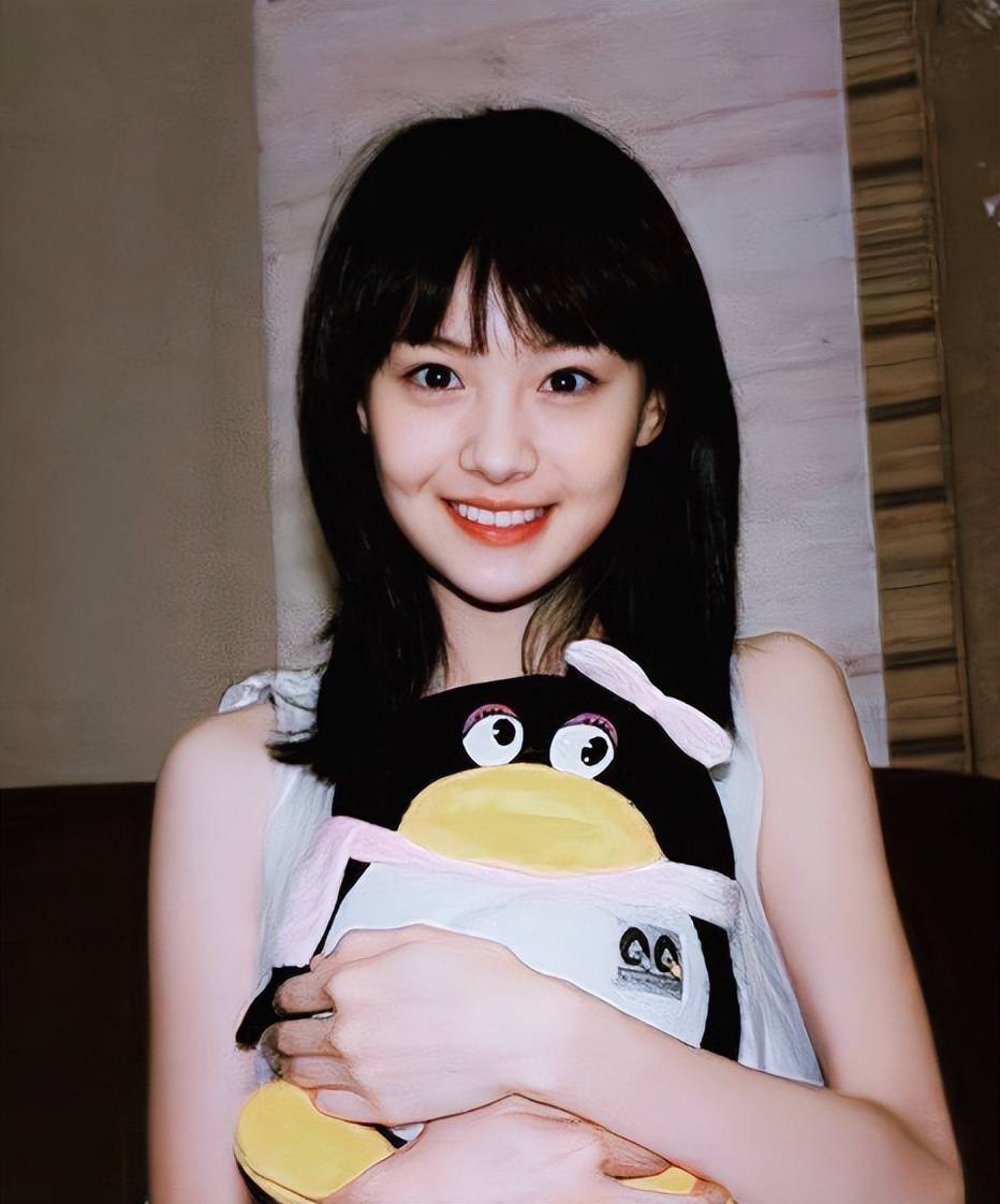 看起来像是男友的衣服,头发油亮塌塌,脸上没有妆容,法令纹清晰