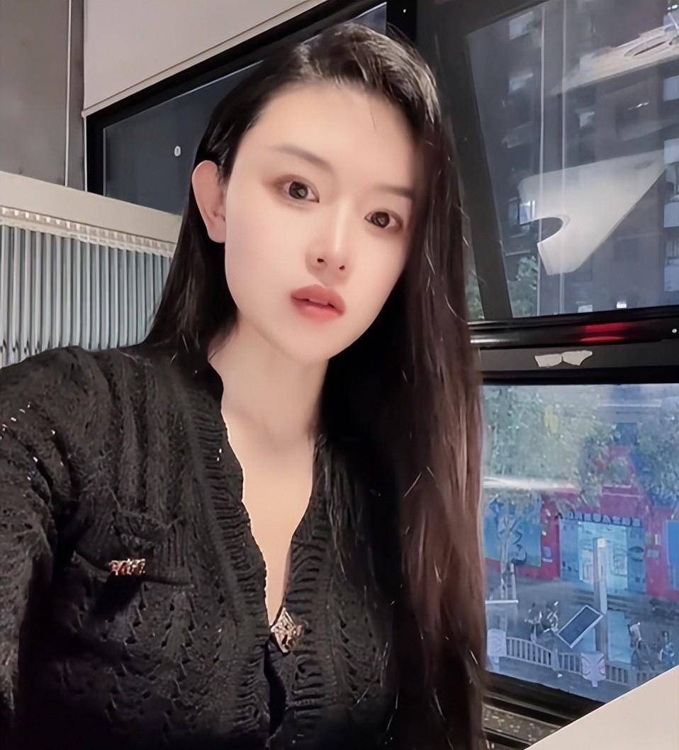 上海美女博主浅柠去世,身体一塌糊涂仍然在直播,家人忍痛拔管