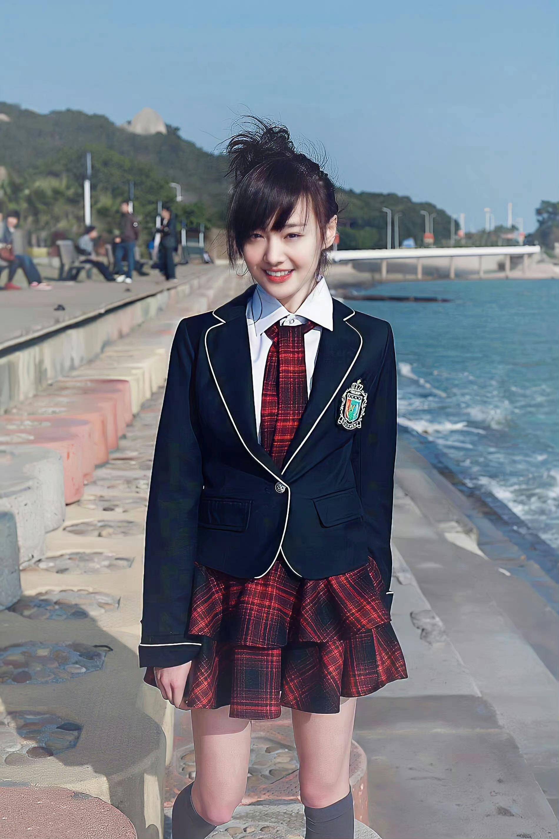 郑爽小号晒自拍被秒认,账号秒封!穿男装,面相大变认不出