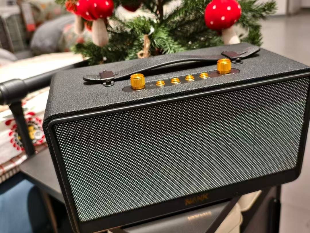 送礼送什么显高档又实用?这款复古蓝牙音箱简直不要太合适,皮质外壳,档次瞬间提升!