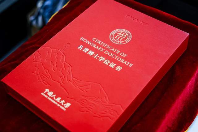 霍震霆获授中国人民大学名誉博士学位(图1) 霍震霆获授中国人民大学名誉博士学位(图1)