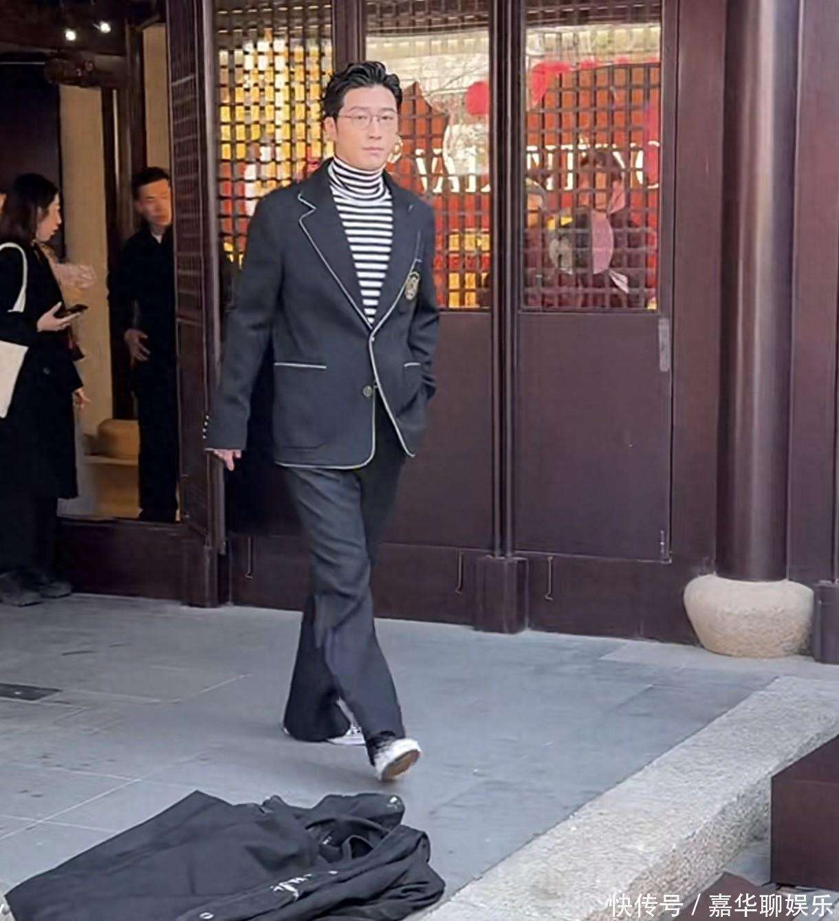 窦骁何超莲出席活动两人无对视何超莲始终冷着脸看着太尴尬了
