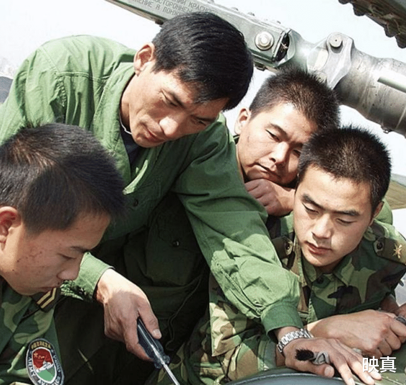 原创            一个普通士兵，凭什么破格留在部队？叫板外国专家，避免百万损失