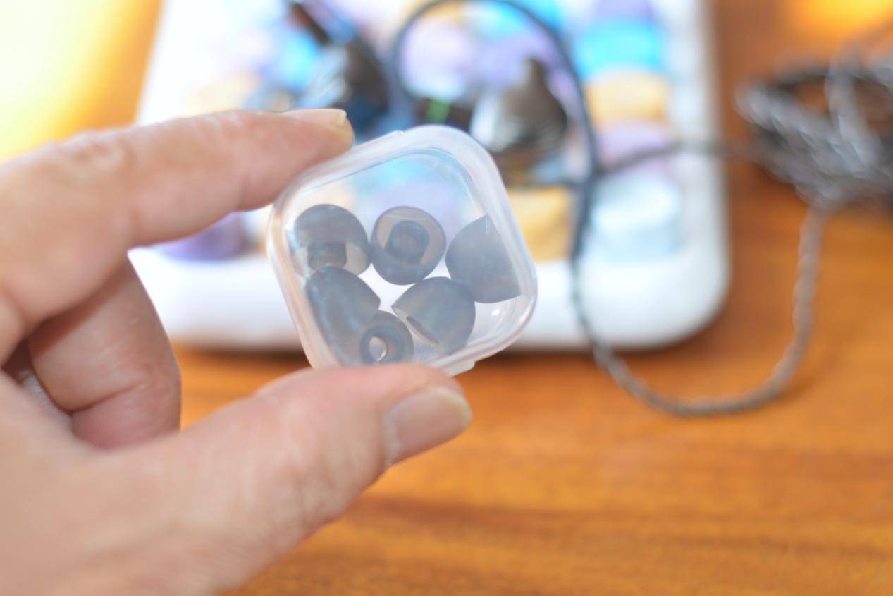 百元级西圣入耳式HiFi1有线耳机,带给你耳朵纯粹的聆听