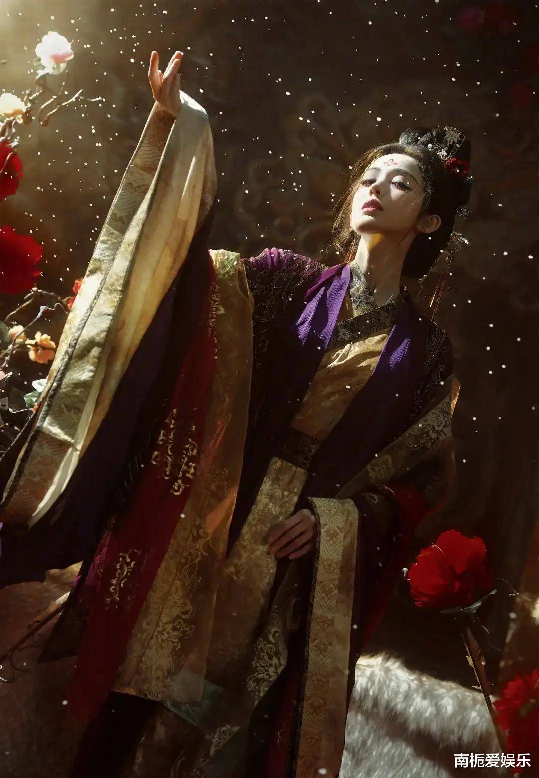 战损女帝写真曝光，古力娜扎美出新高度引全网热议！