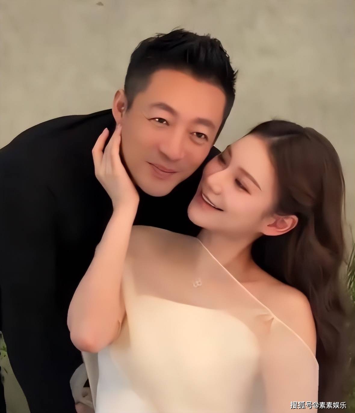 汪小菲陪马筱梅拍孕肚写真，俯身听宝宝动态，幸福洋溢在脸上