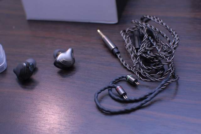 百元级耳机里的"战斗机":西圣HiFi1如何用黑科技吊打千元旗舰?