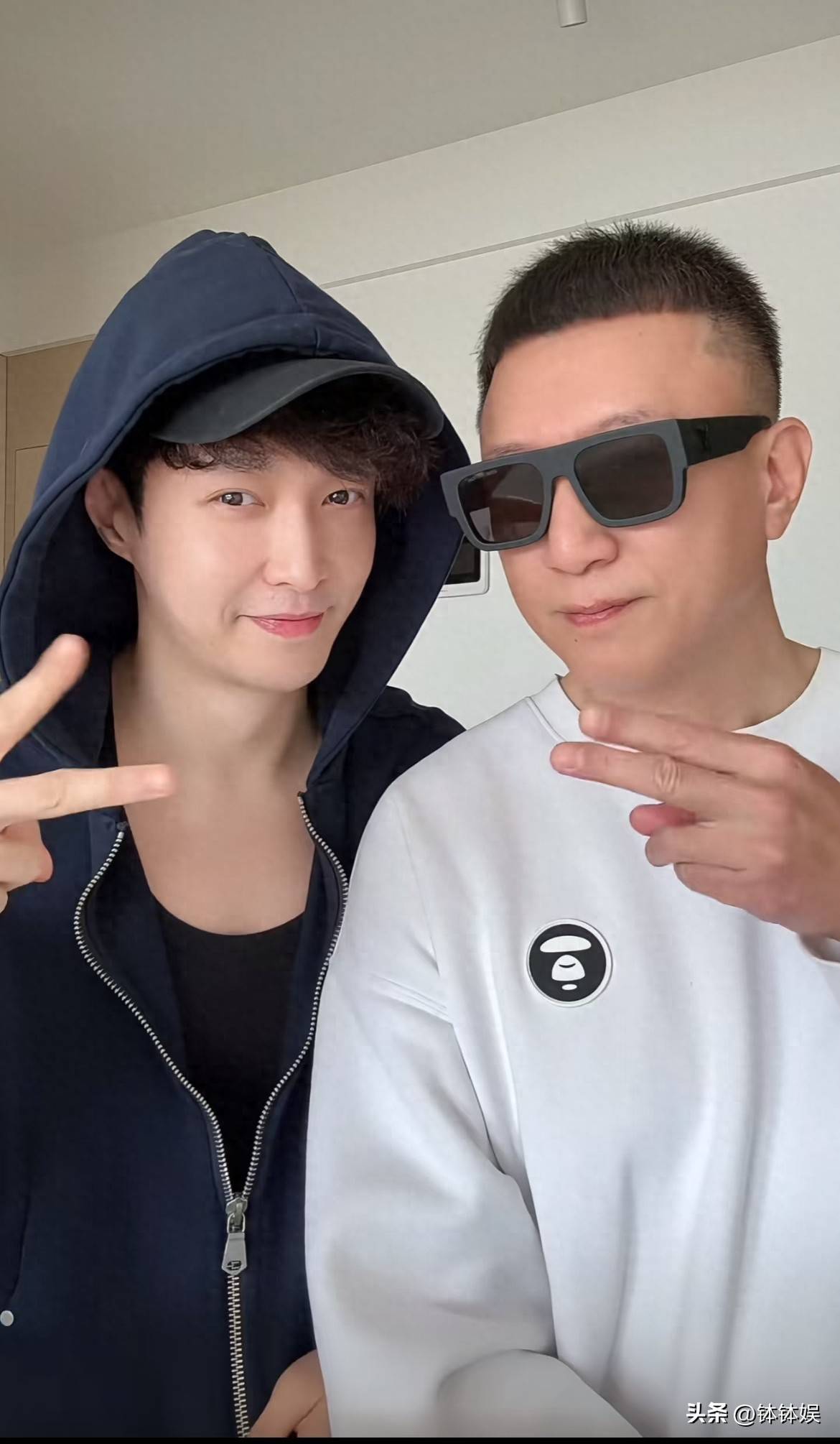 张艺兴晒与孙红雷视频！文案内容太搞笑，颜王穿100多衣服好亲民