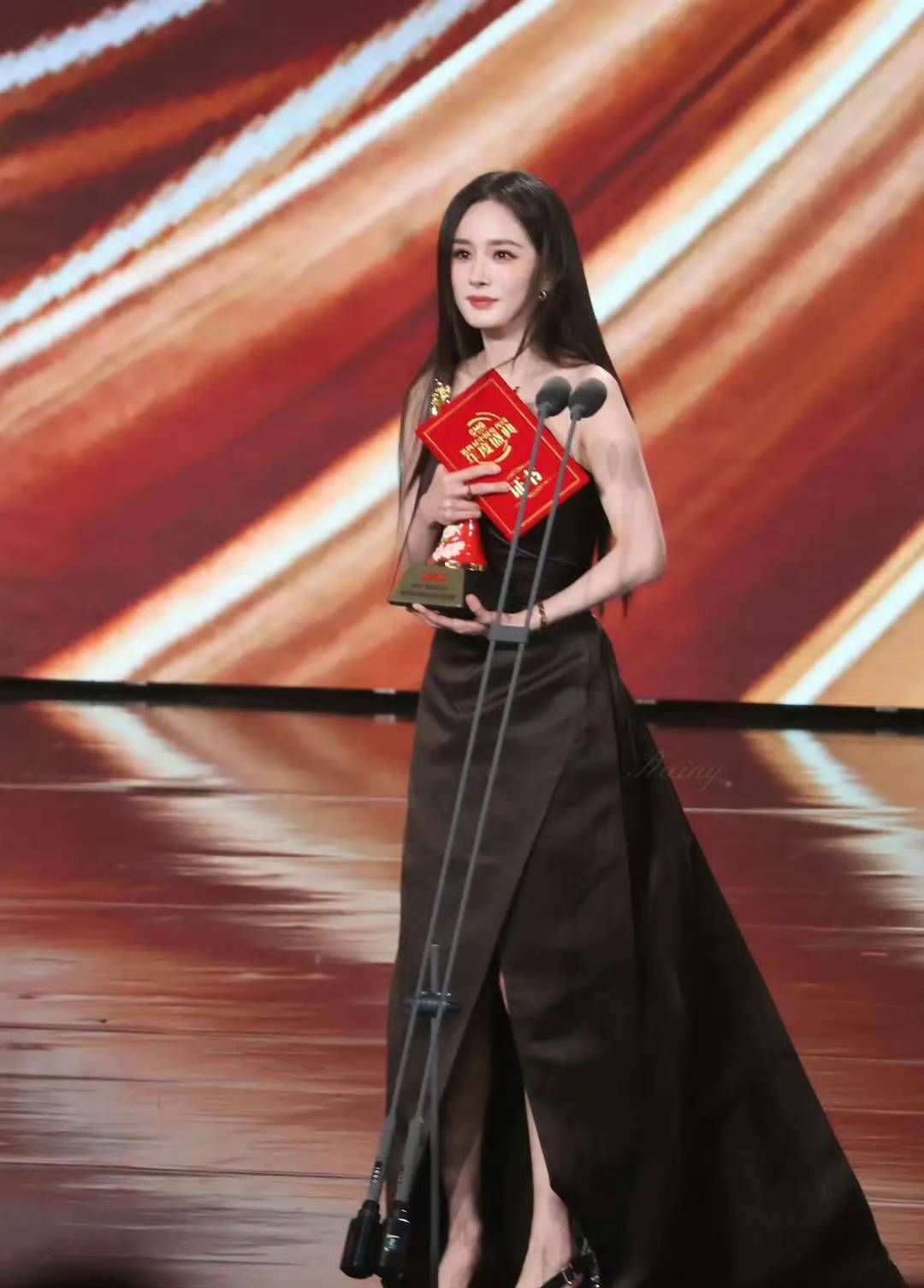 杨幂总台视后实锤!缺席红毯反炸场,农妇造型 撞树梗笑不活了