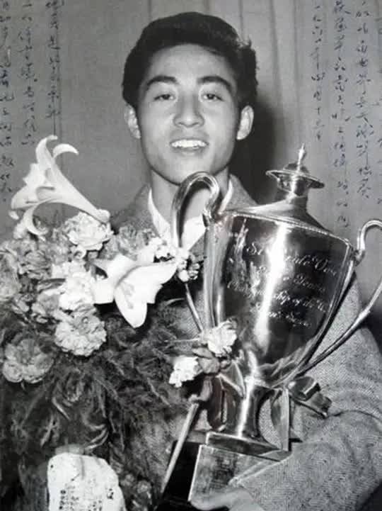 1976年周总理逝世,庄则栋在追悼会上负手而立,引民众不满! (2)