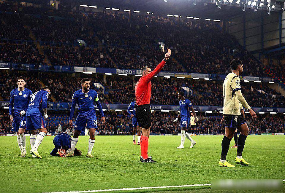 欧冠要命关头，巴萨队长咋了？弗里克这步棋下得真令人捏把汗！