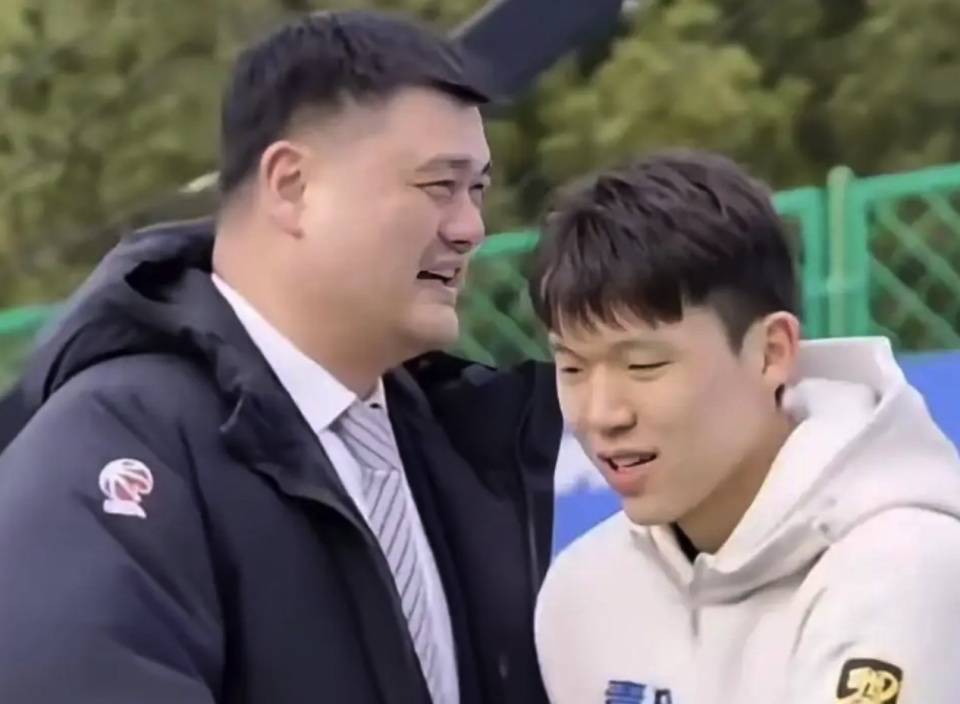 18.3分降维打击！杨瀚森面临姚明式压力，克林根这种兄弟情装不出来！