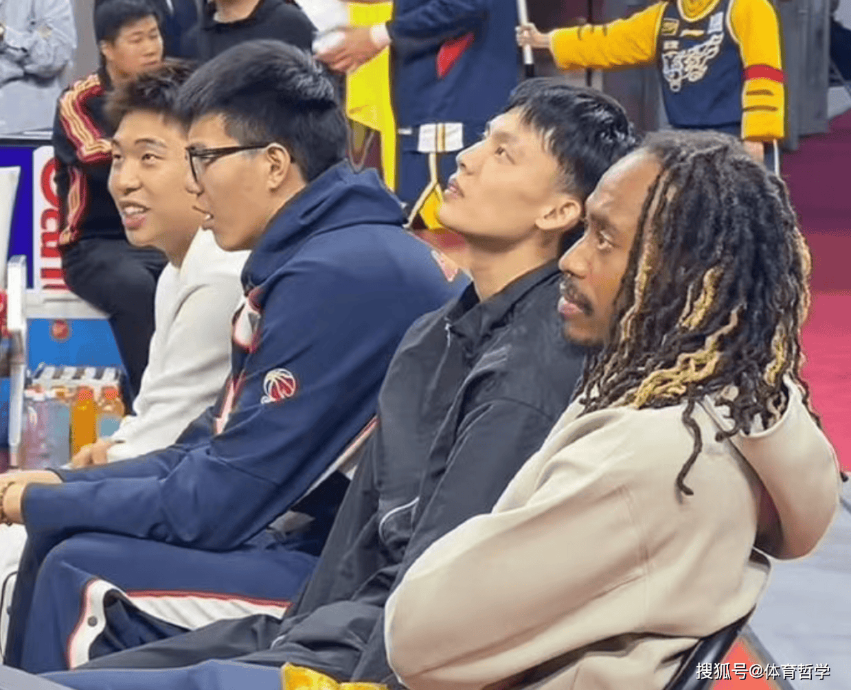 搞笑！张皓嘉发生了失误，杜锋将观众席的徐杰、焦泊乔骂了一顿