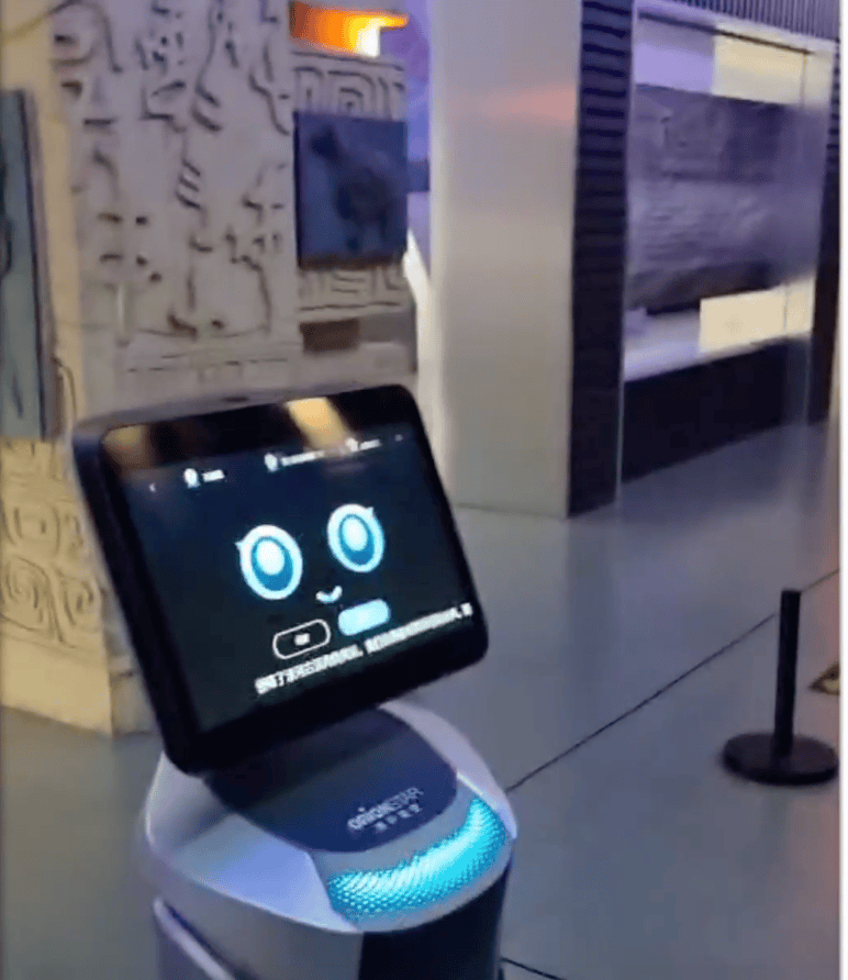 博物馆智慧导览机器人新范式：从“大模型传话筒”到具身智能的深度落地