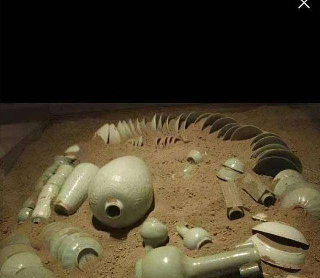 1991年，一村民为去世老人挖墓穴时，被一块石头晃到了眼