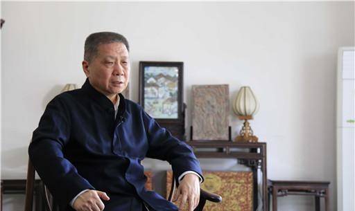 大妈拿张画去鉴宝，众人哈哈大笑，专家说：这才是真迹