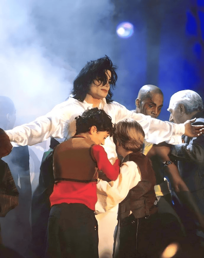 考古|迈克尔杰克逊对儿童私密录音曝光？去世17年后，流行天王再次陷入“娈童传闻”