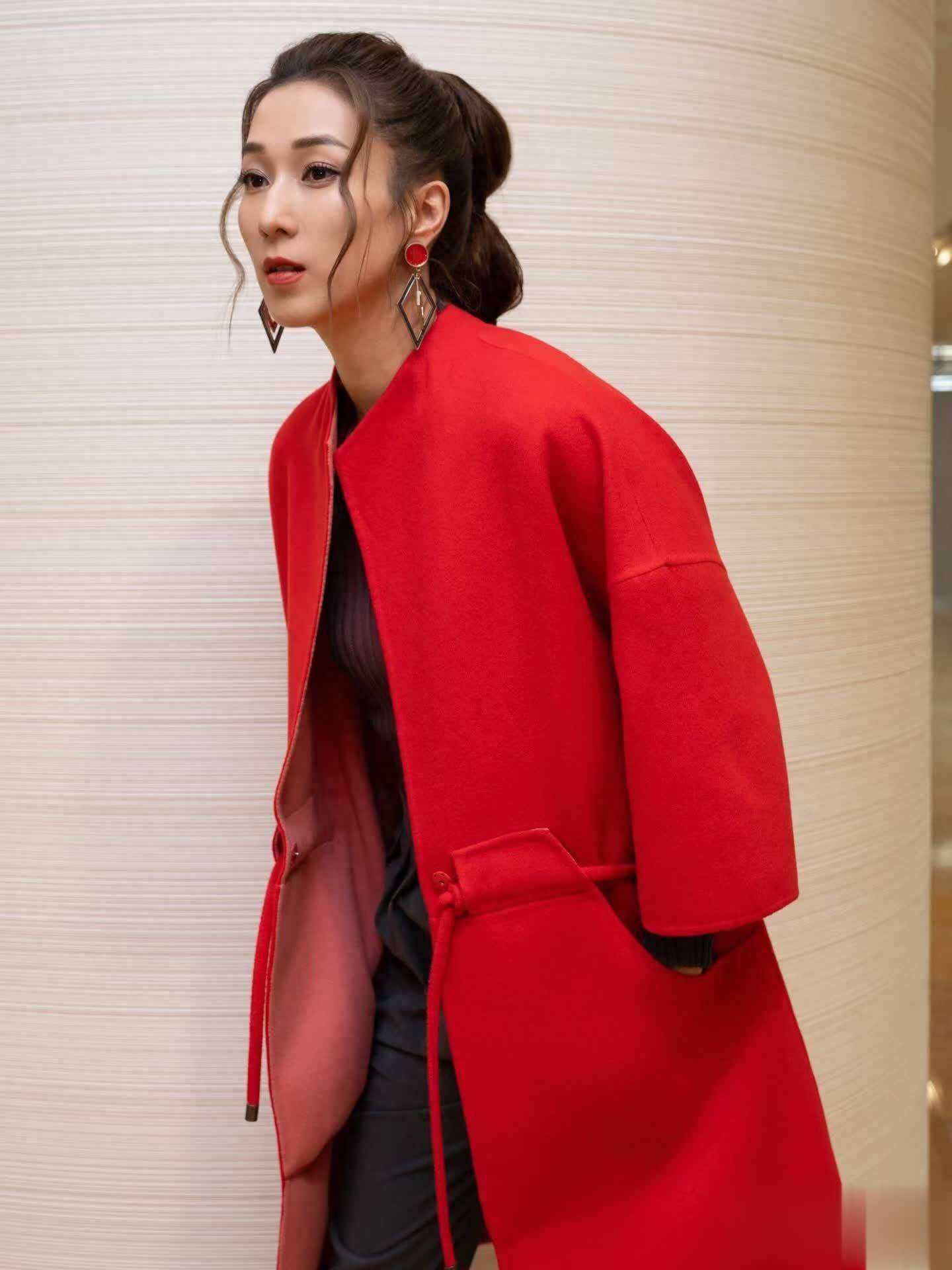 钟嘉欣晒写真展现年味，传递美好期待