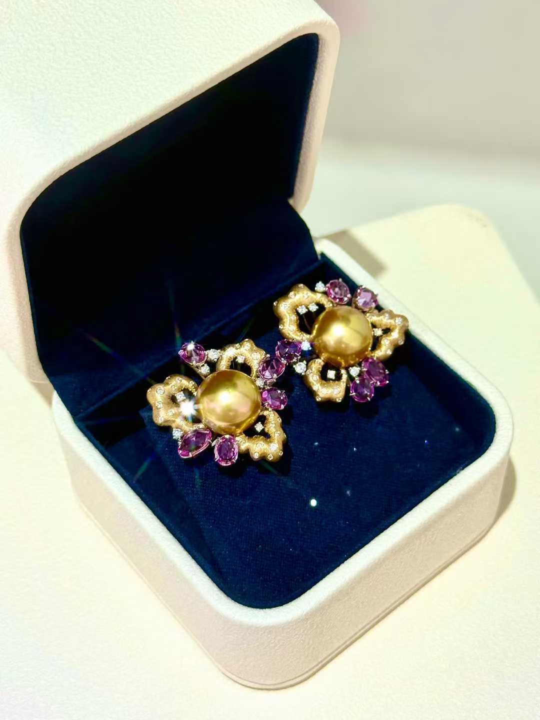 紫色和金色才是绝配！神秘又高贵的色系 浓金金珠11-12mm 正圆极光浓金 炫彩 18K金拉丝工艺 钻石0.525ct 蓝宝石3.694ct 尽显雍容华贵 溢出屏幕的美