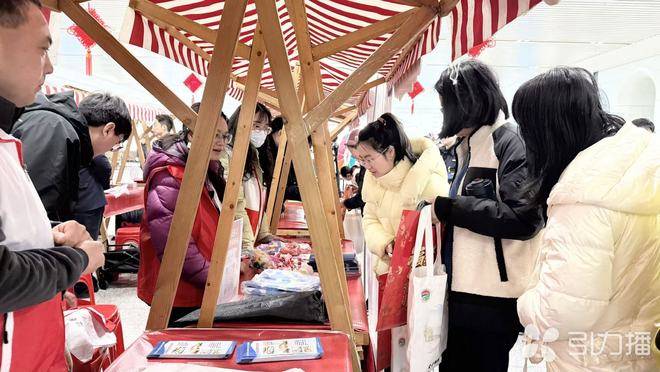 毛线手作+书法快闪，常熟解锁春运暖心新姿势