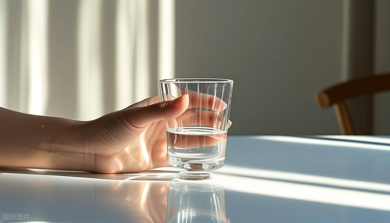 50岁后这3个喝水习惯，正在悄悄毁掉你的睡眠和脾胃！