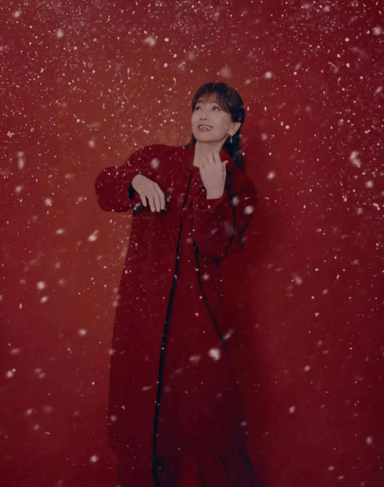 赵雅芝穿一袭红衣皮肤雪白 神颜不老温婉优雅