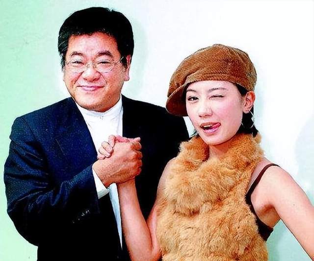 释小龙77岁干爹吴敦去世！横跨黑白两道，曾手拿武士刀抢演员