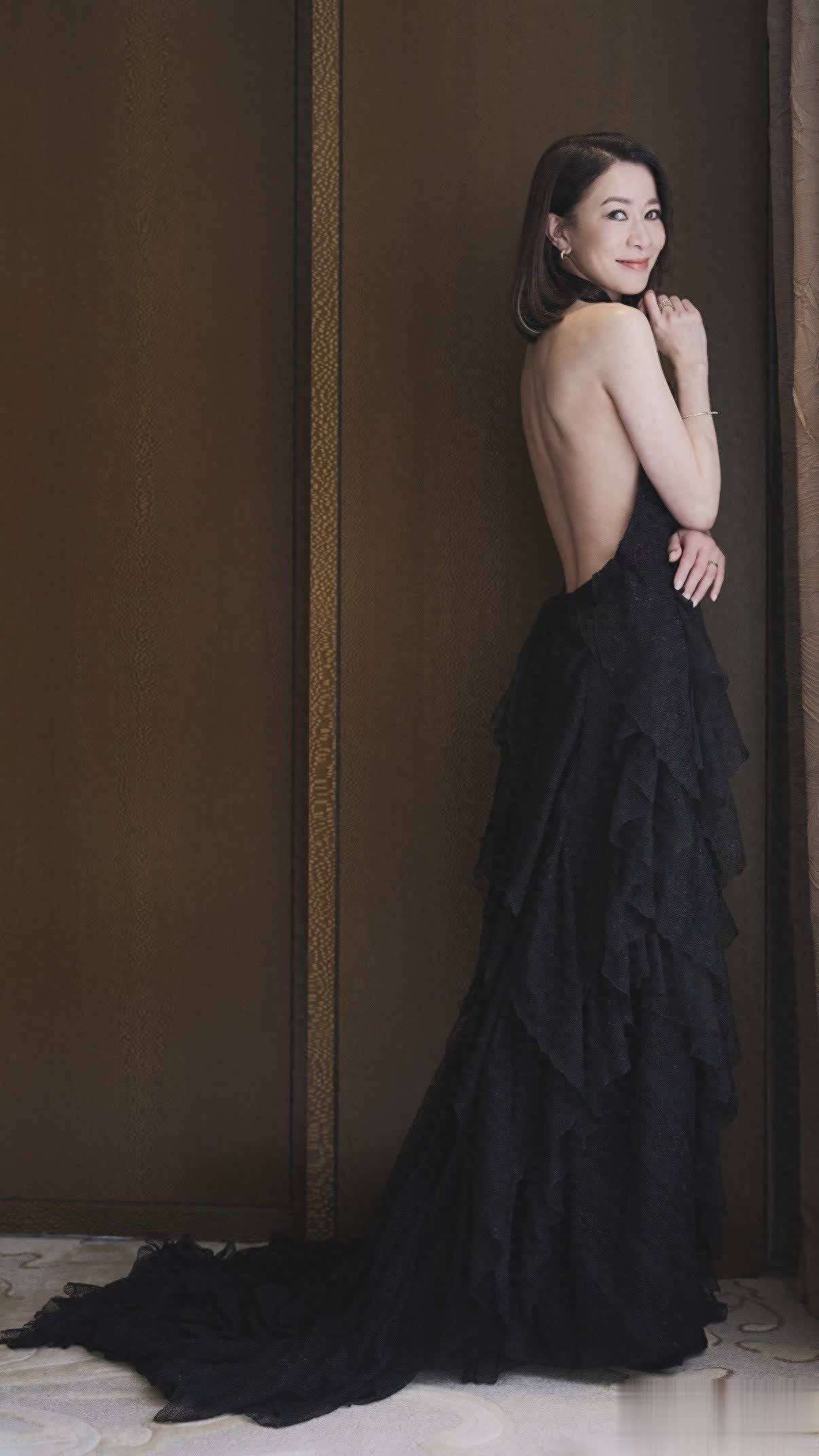 佘诗曼晒最新写真，尽显冬日自我魅力