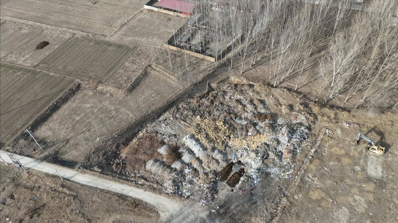 河北望都县七里铺村现大面积生活垃圾乱堆 污染环境亟待整治(图3)