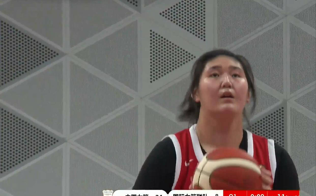 中国女篮热身赛大胜国际联队，张子宇21分领衔攻势，杨舒予表现失准