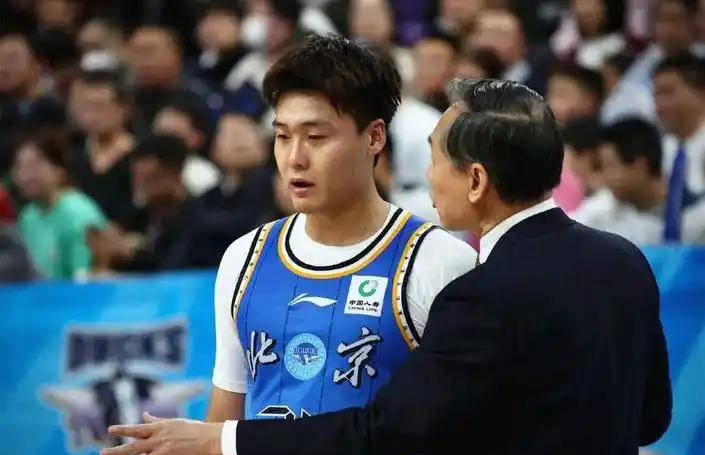 赵睿降薪签约背后隐藏玄机？首钢动作引发CBA或展开调查