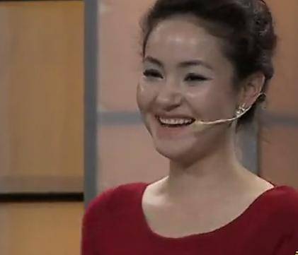 大姐戴个宝石项链上台，称是老公结婚纪念日送的，专家：快摘下来