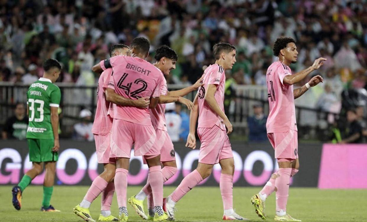 ميسي الهداف وصانع الألعاب