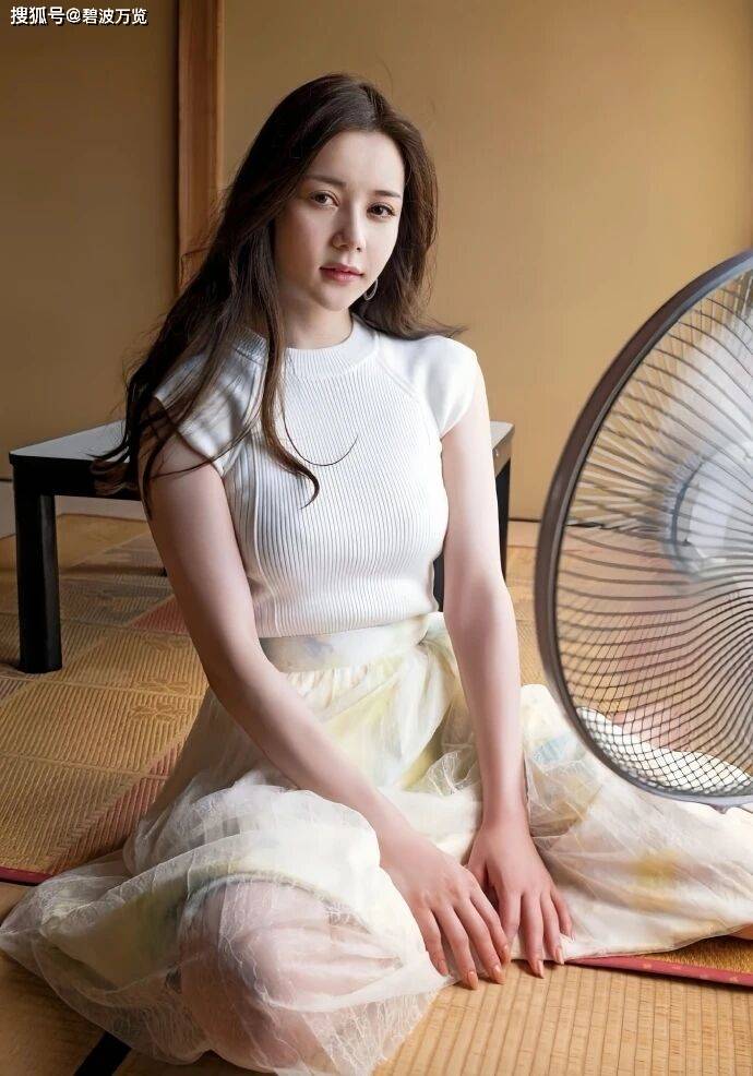 白峰美羽！被粉丝称为“暗黑界核弹”