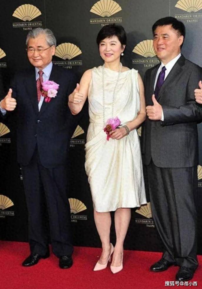 71岁林青霞剪了短发减龄20岁不止,完全没有大妈味(组图) - 1