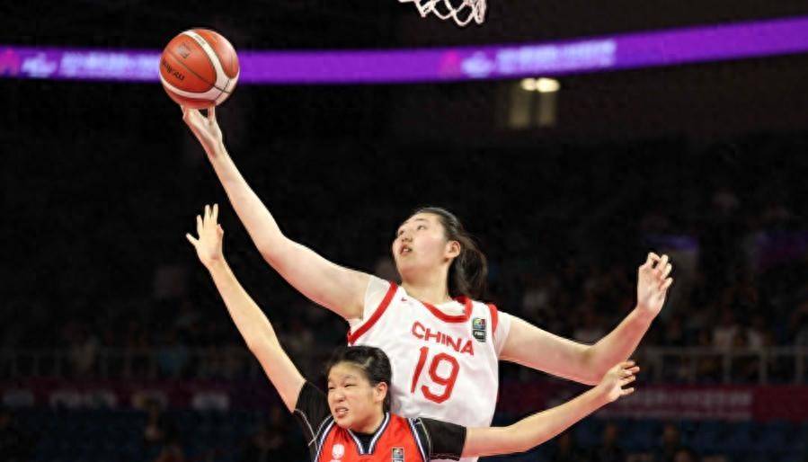 14岁身高2米20！中国女篮新星曹熙琛横空出世，被称女版文班亚马