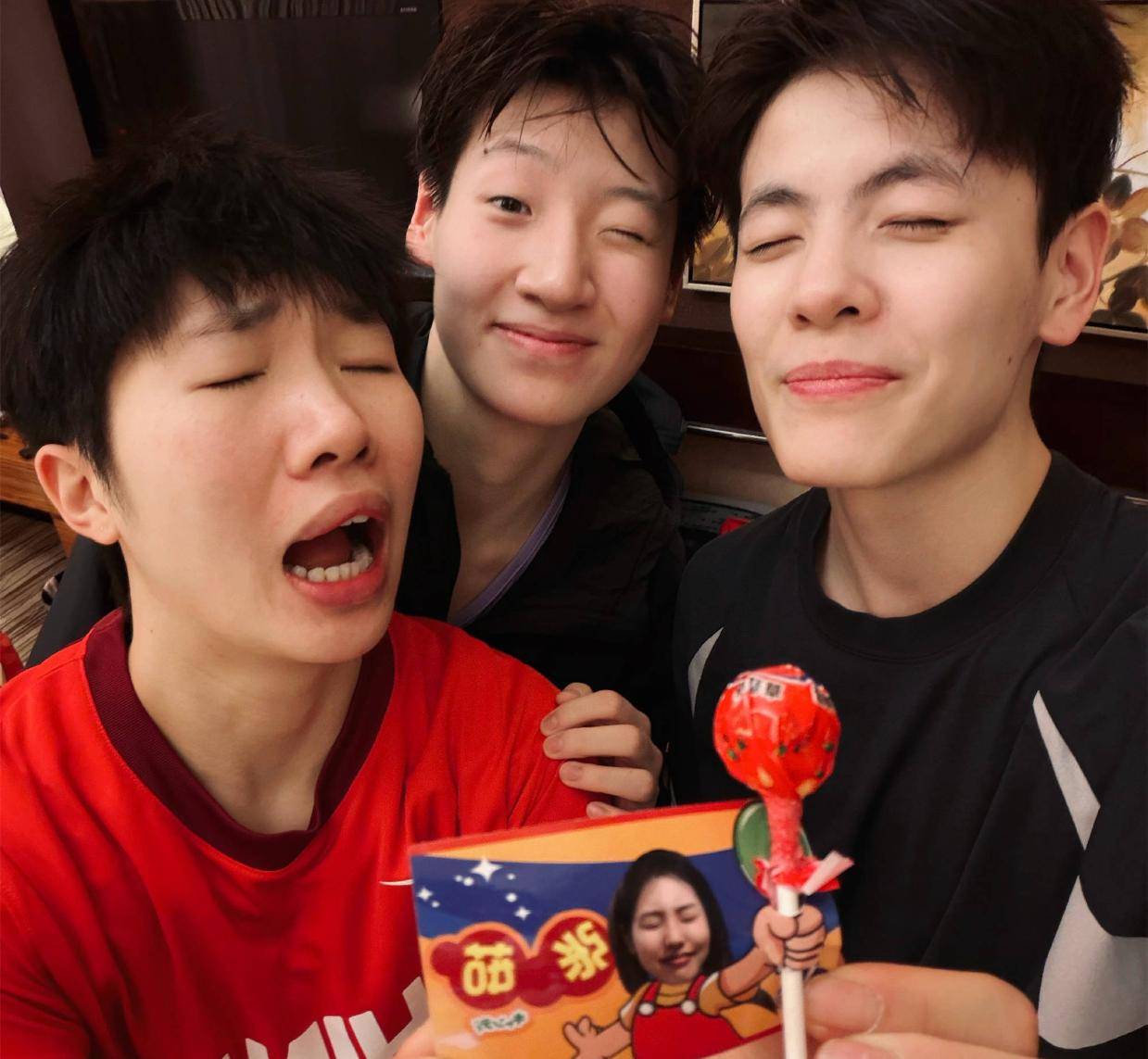 中国女篮春节继续训练备战世预赛！23岁1米83王牌晒搞怪照拜年